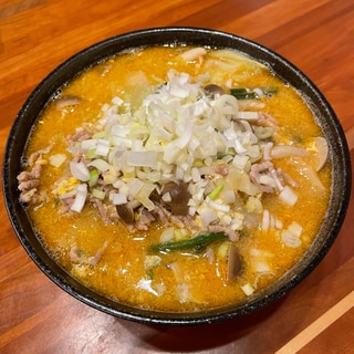 肉と野菜たっぷり！酸辣湯麺